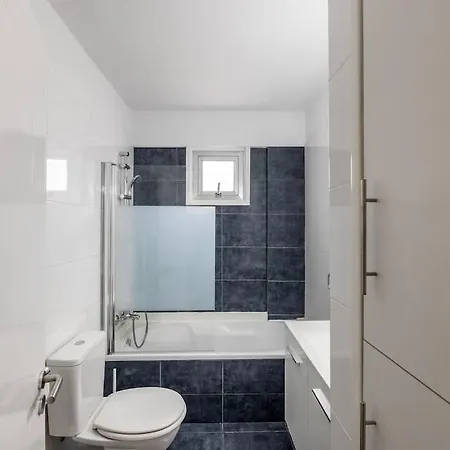 Апартаменты Luxurious Bright & Stylish 2br With Office In