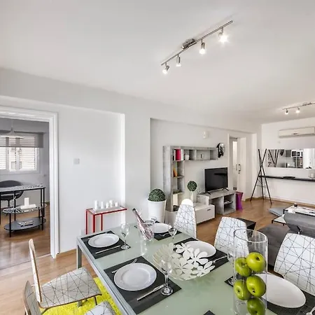Apartman Luxurious Bright & Stylish 2br With Office In
