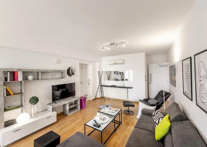 Luxurious Bright & Stylish 2br With Office In Λευκωσία